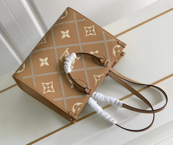 Louis Vuitton  Onthego Medium Handbag- Cream - Image 4